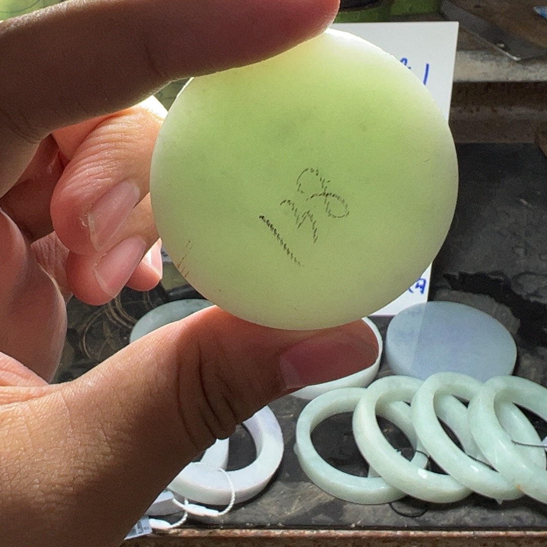 翡翠挂件未镶嵌镯芯