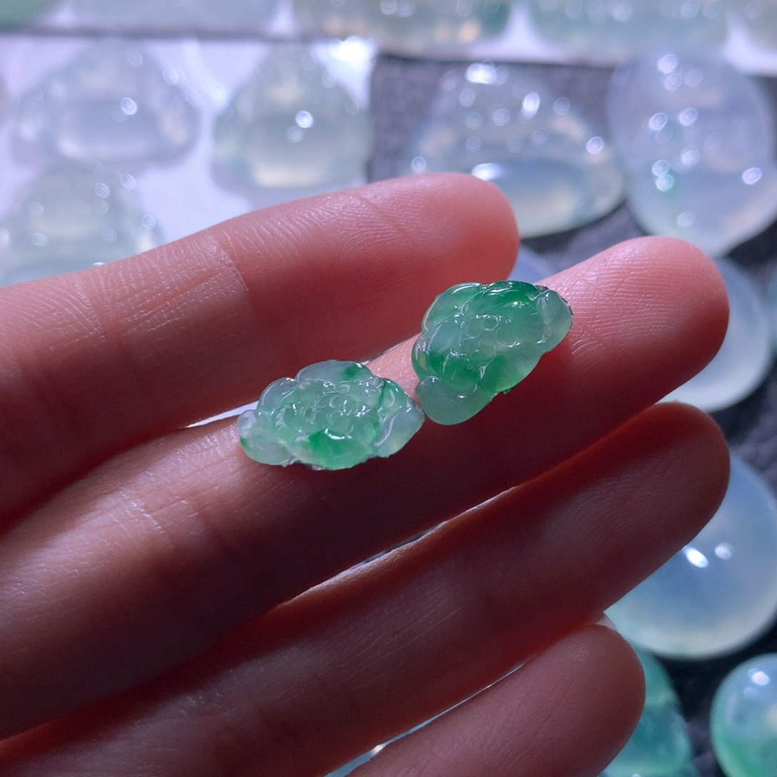 翡翠未镶嵌颈饰一对