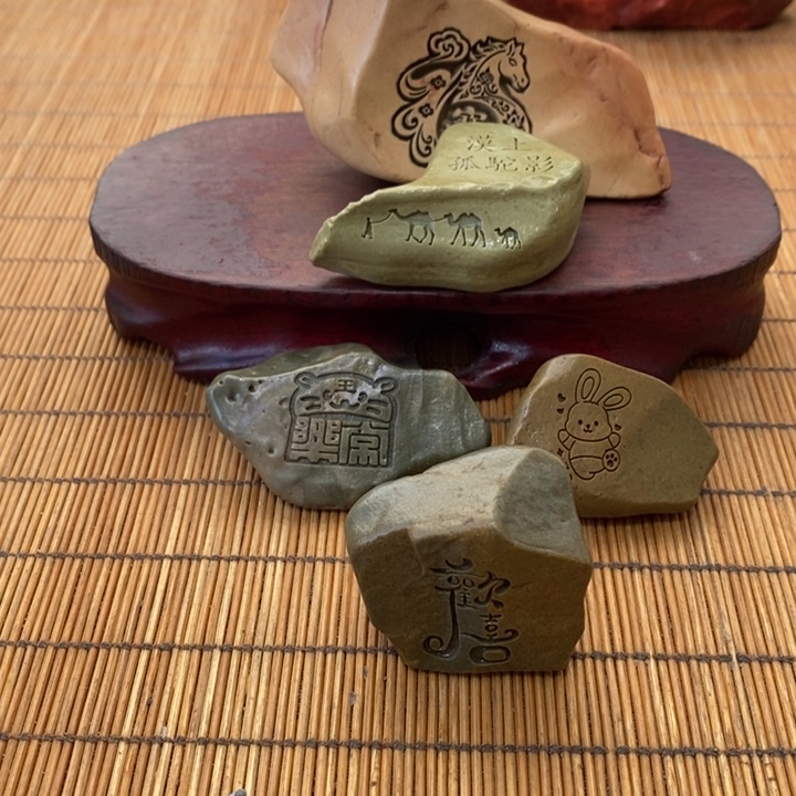 莫***咪原石雕刻工艺品手把摆件