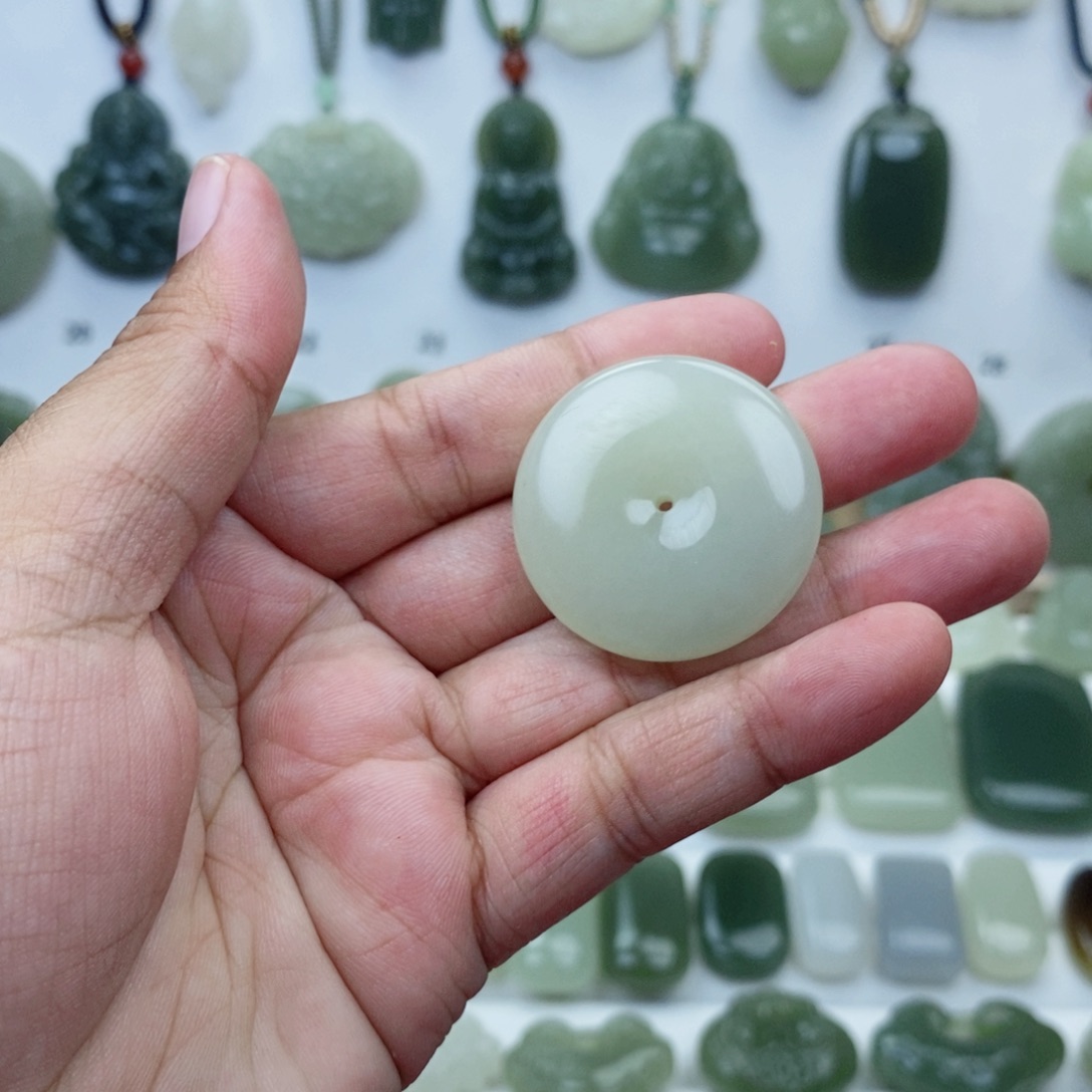 和田玉未镶嵌颈饰常*？