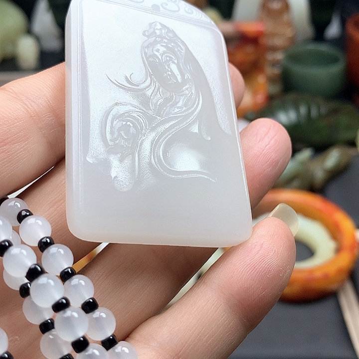 透闪石质玉未镶嵌颈饰