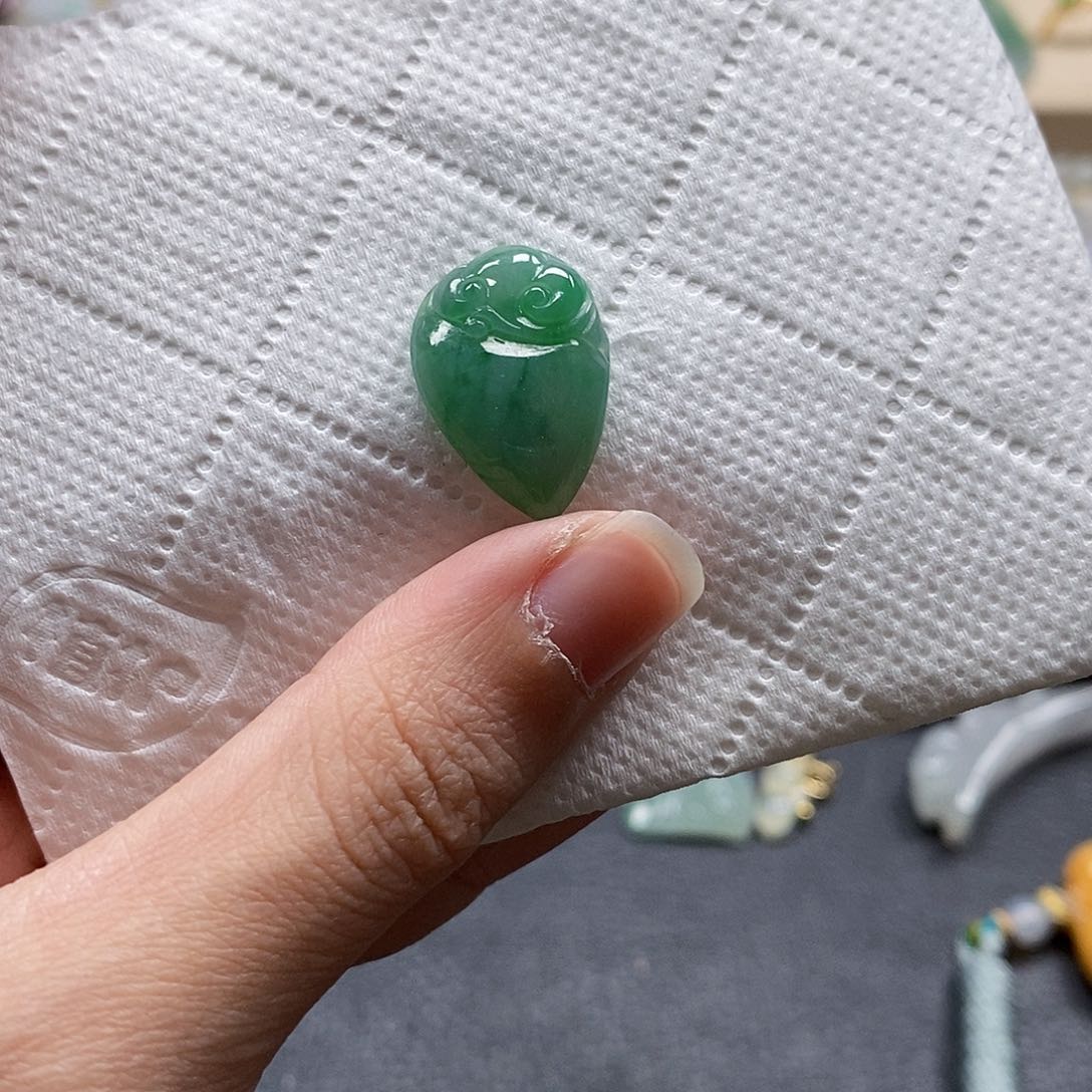 翡翠颈饰未镶嵌闪