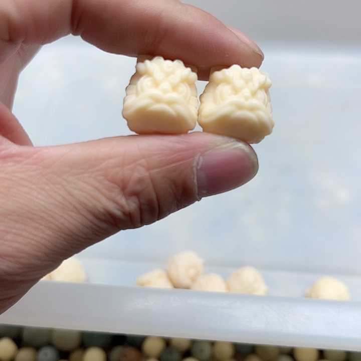 白玉菩提吊坠微瑕牙醒狮2颗