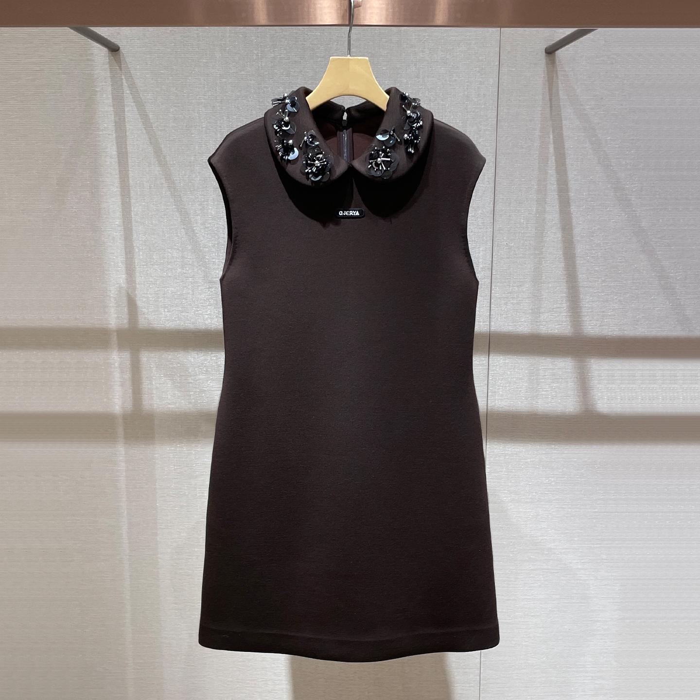 气质千金背心裙2025冬季新款miu系重工珠片花朵领显瘦无袖连衣裙