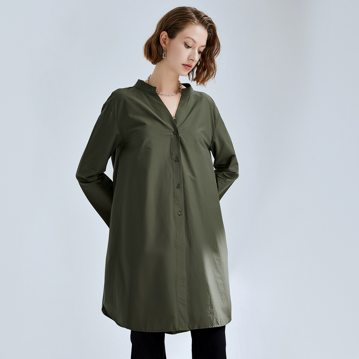 【静姐专属】曼德诗V领宽松衬衫秋季百搭中长款衬衣330975-82488