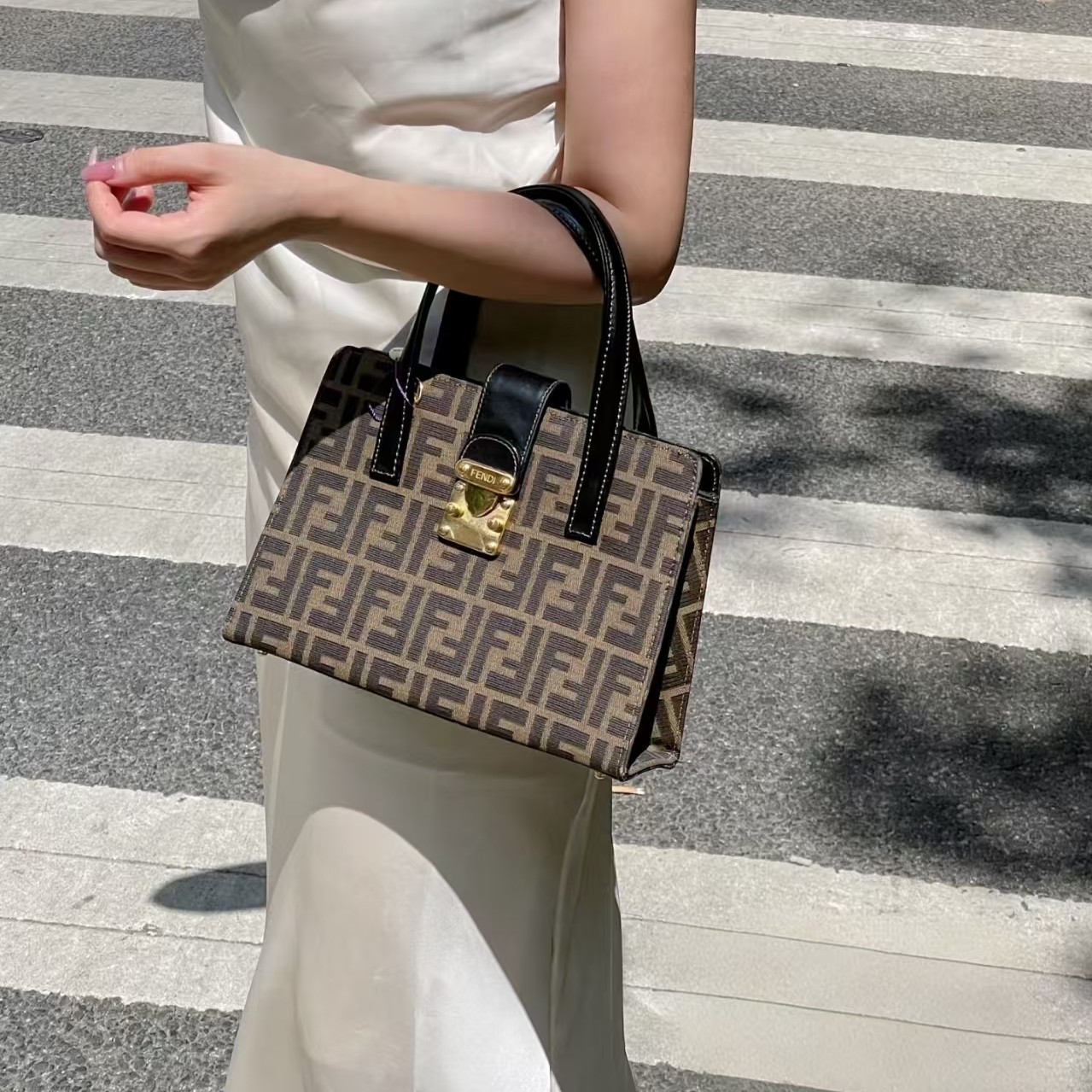 95新 FENDI/芬迪 老花kelly满印手提托特包74461120