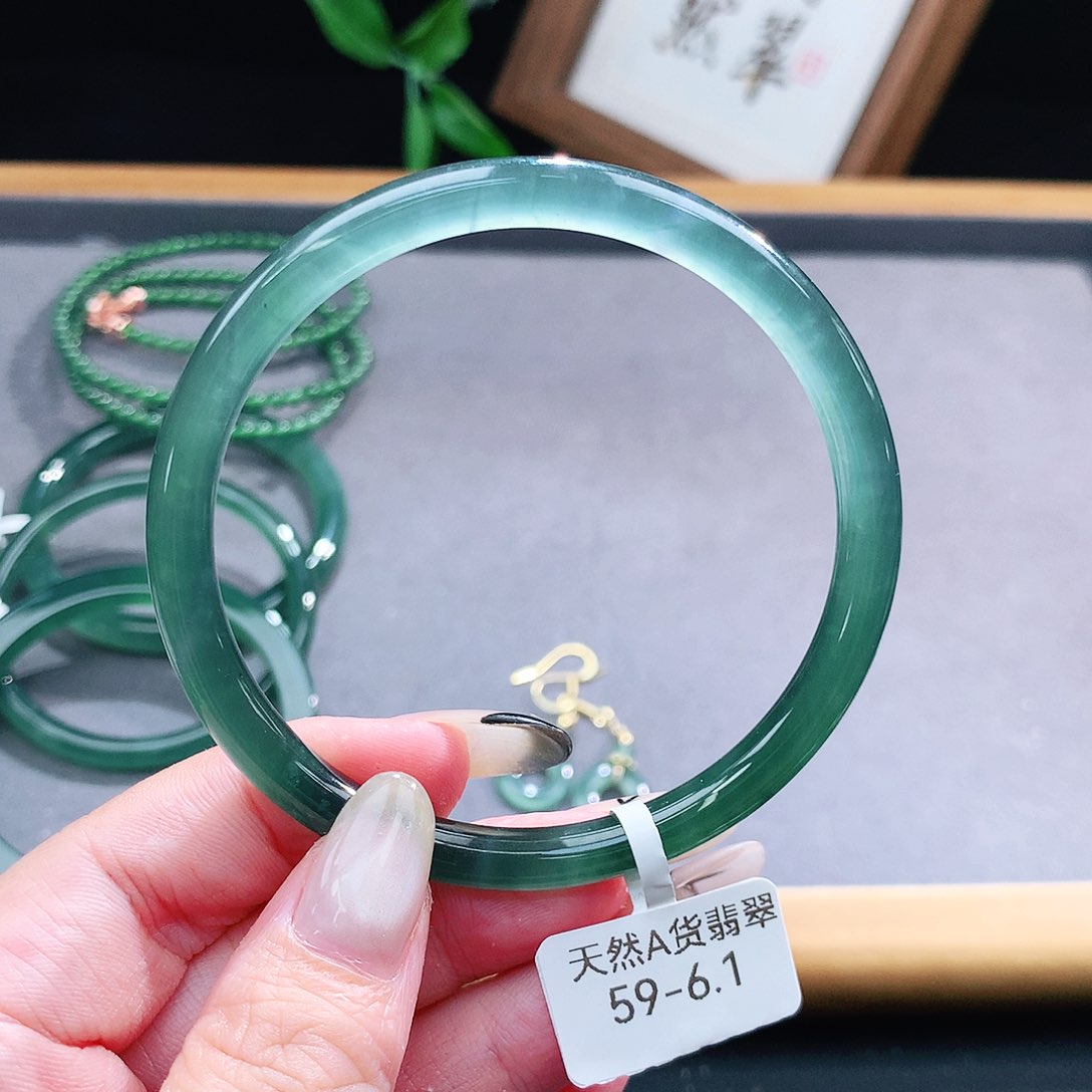 翡翠手镯（圆镯）未镶嵌