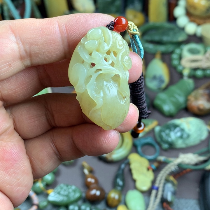 吊坠(赠链)未镶嵌岫岩老玉（透闪石质玉）