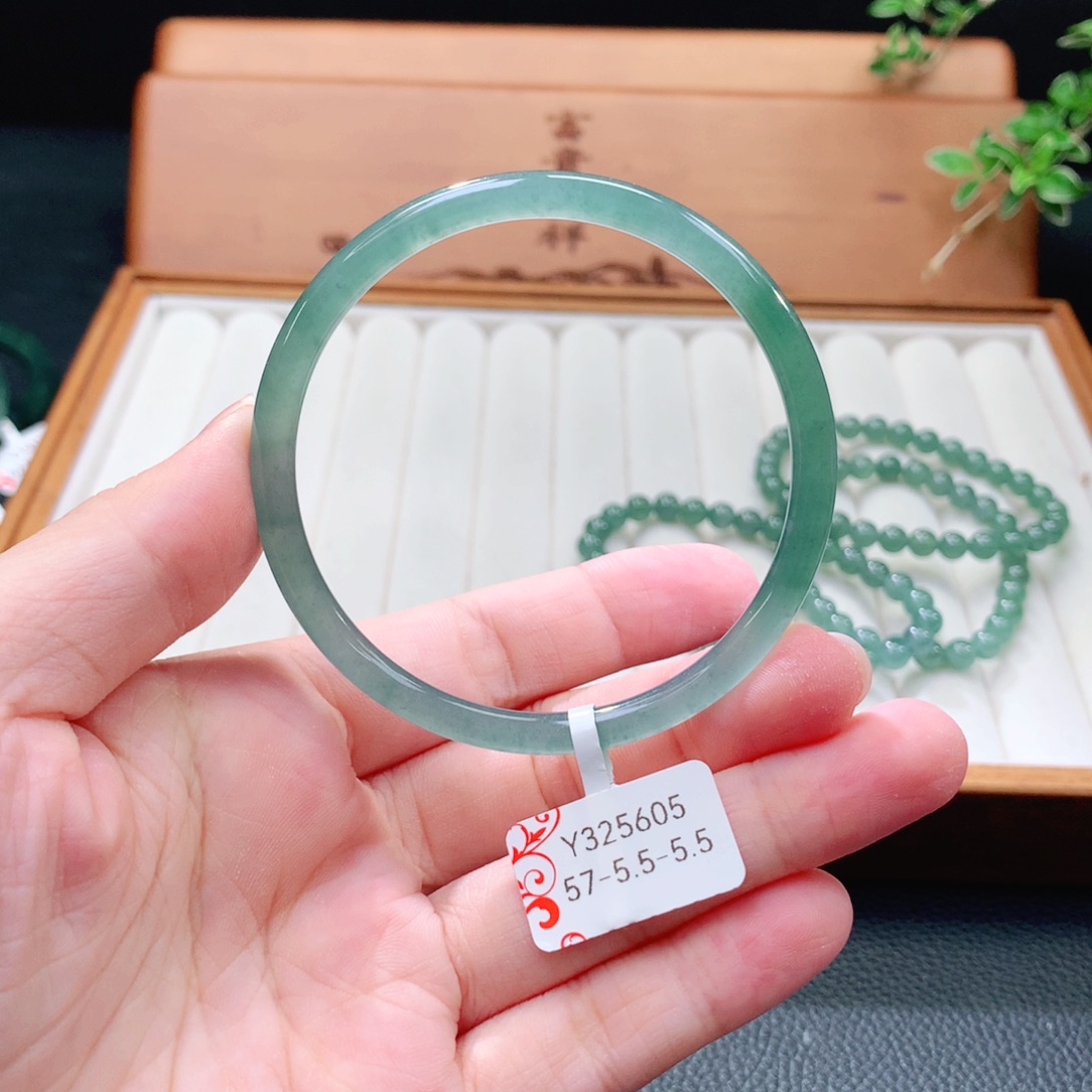 翡翠手镯（圆镯）未镶嵌