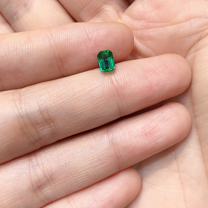 及***韫祖母绿裸石0.625克拉4.1x6mm