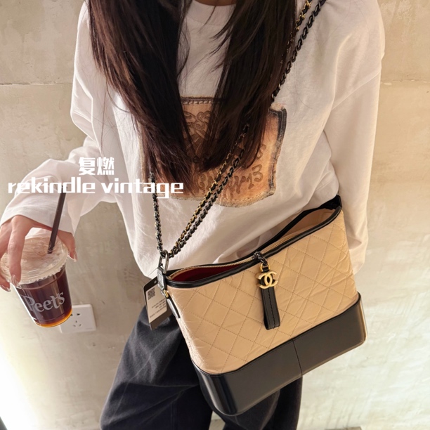 95新 Chanel/香奈儿 复燃精选/奶茶拼黑流浪斜挎包24开