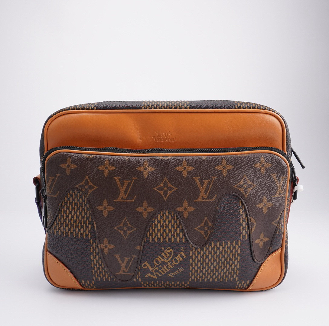99新 LouisVuitton/路易威登 98新LV x Nigo相机斜挎包 F982
