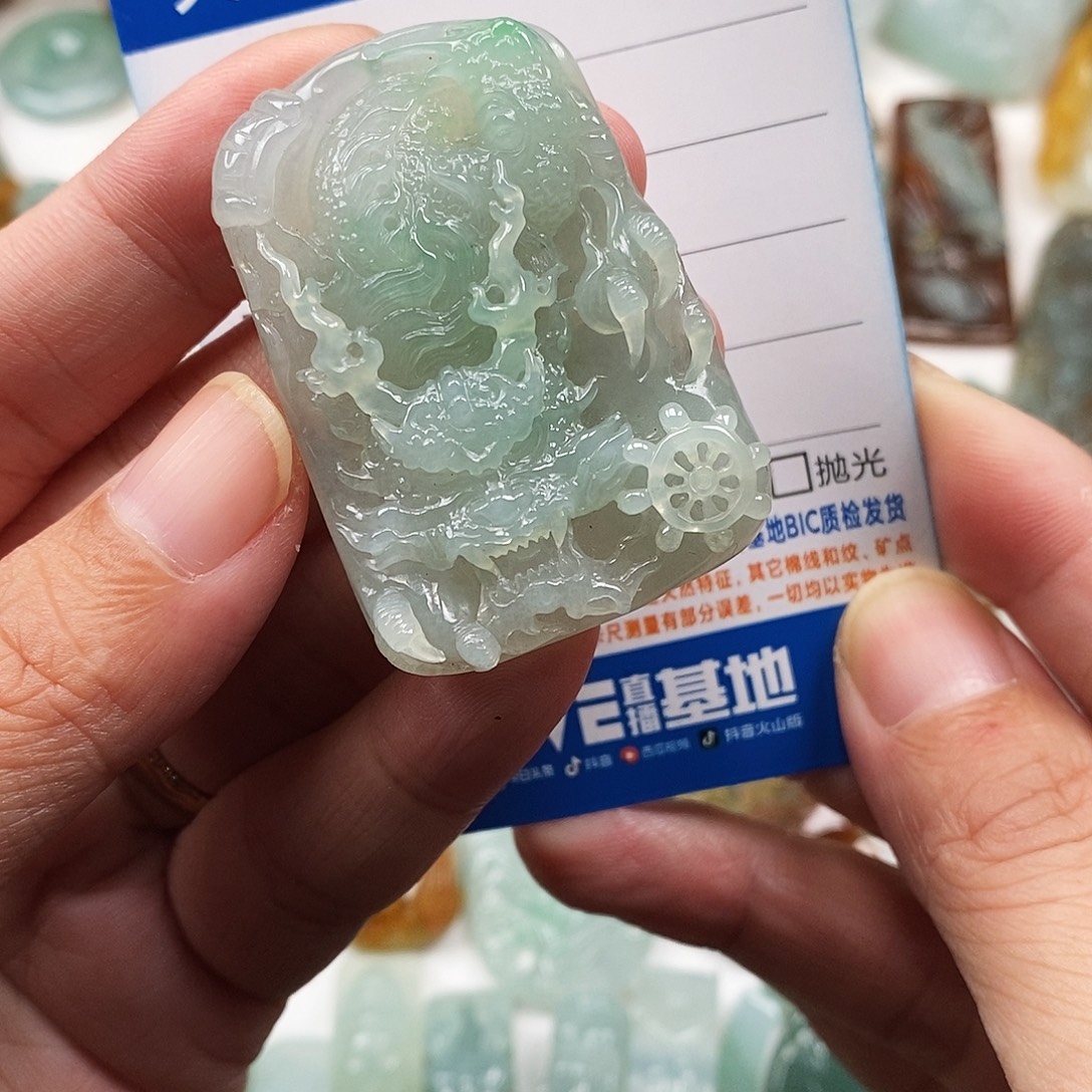 翡翠未镶嵌颈饰龙