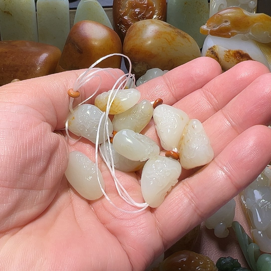 过***客和田玉未镶嵌颈饰