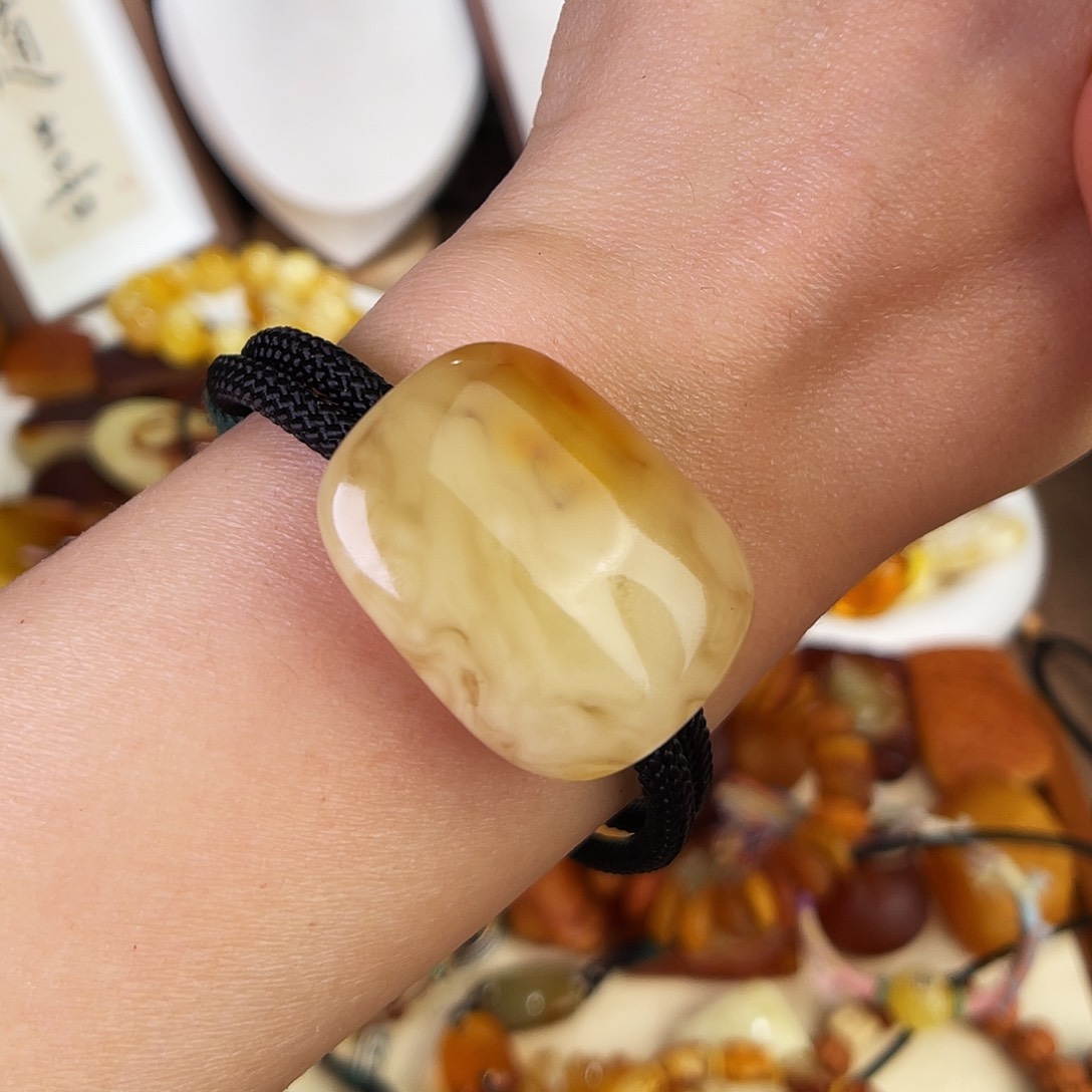 琥珀珠宝奇石未镶嵌。