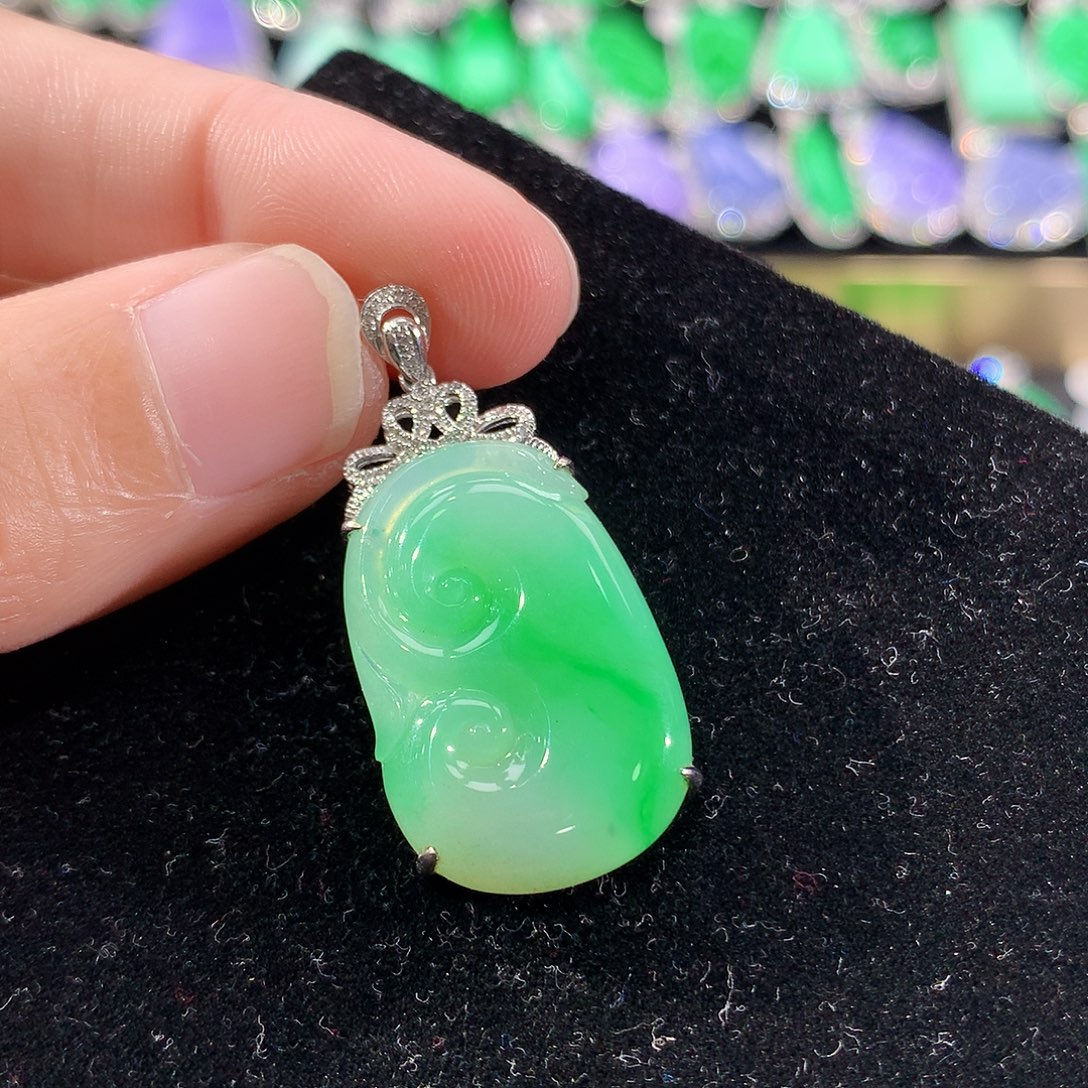 翡翠18K金镶嵌颈饰