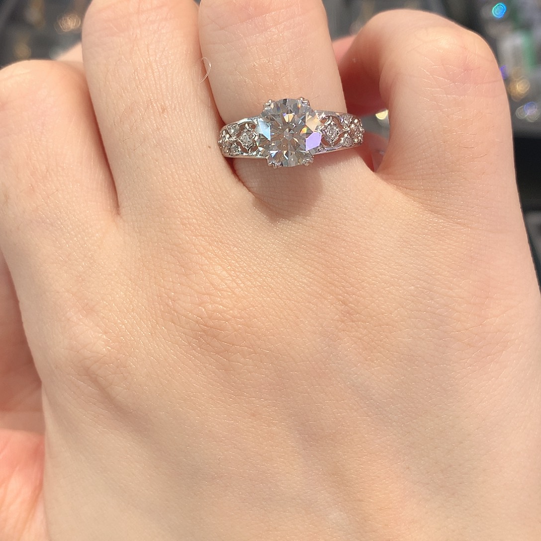 18K金镶嵌实验室培育钻石镂空六爪2.3克拉