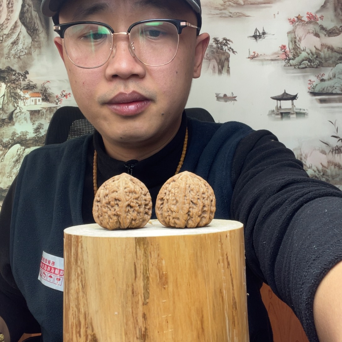 ****儿文玩核桃把件红玛瑙