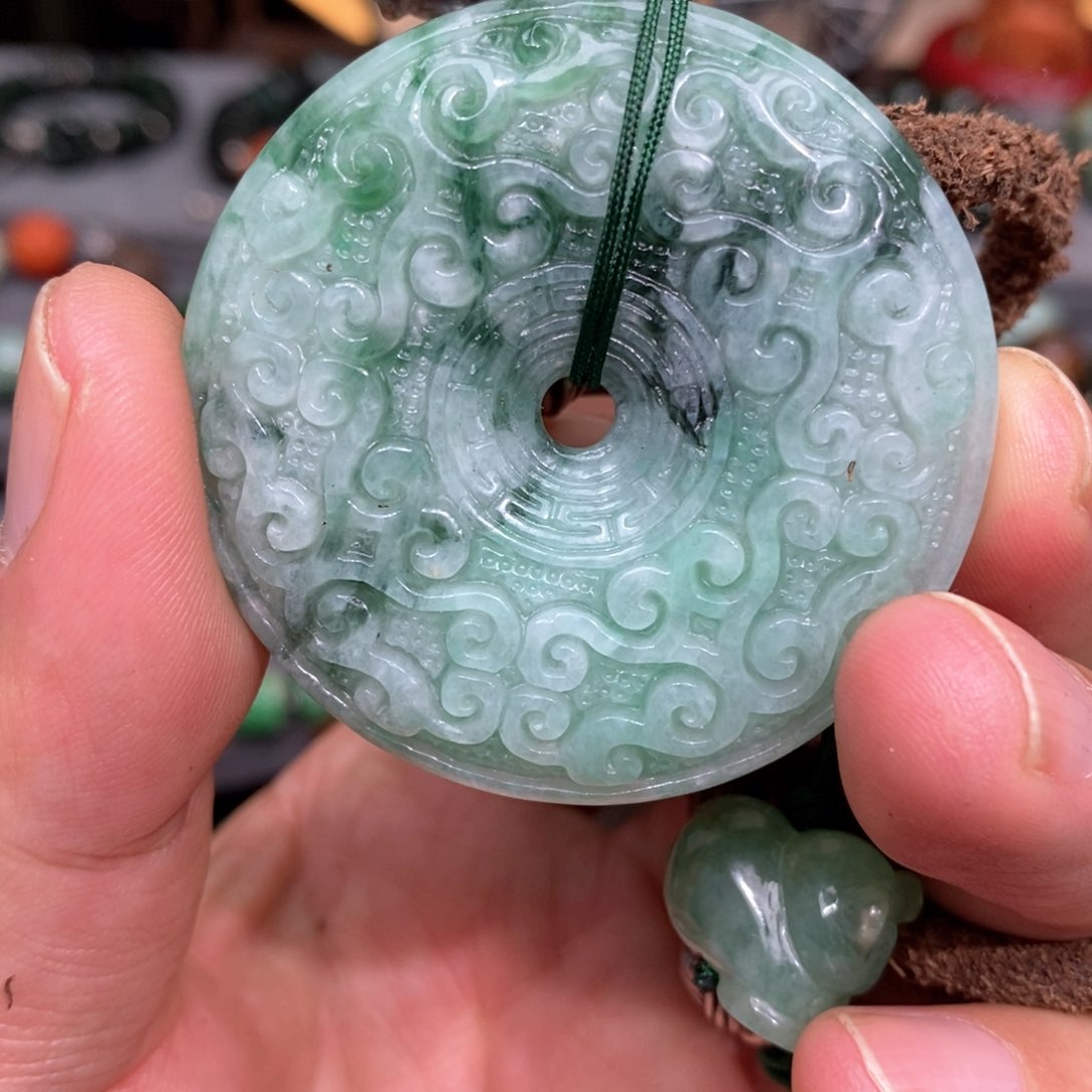 翡翠颈饰未镶嵌漂亮美眉