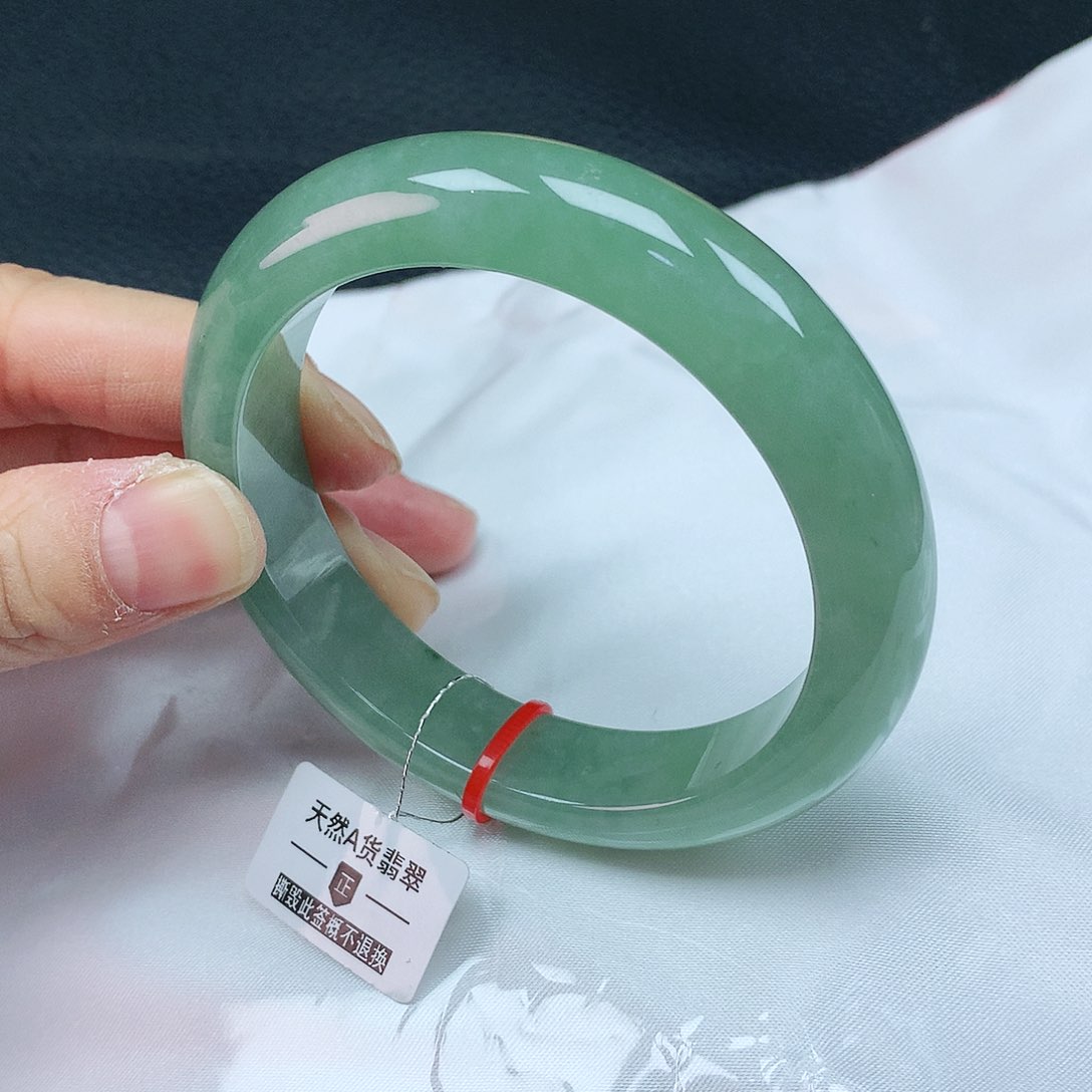 翡翠手镯未镶嵌56圈