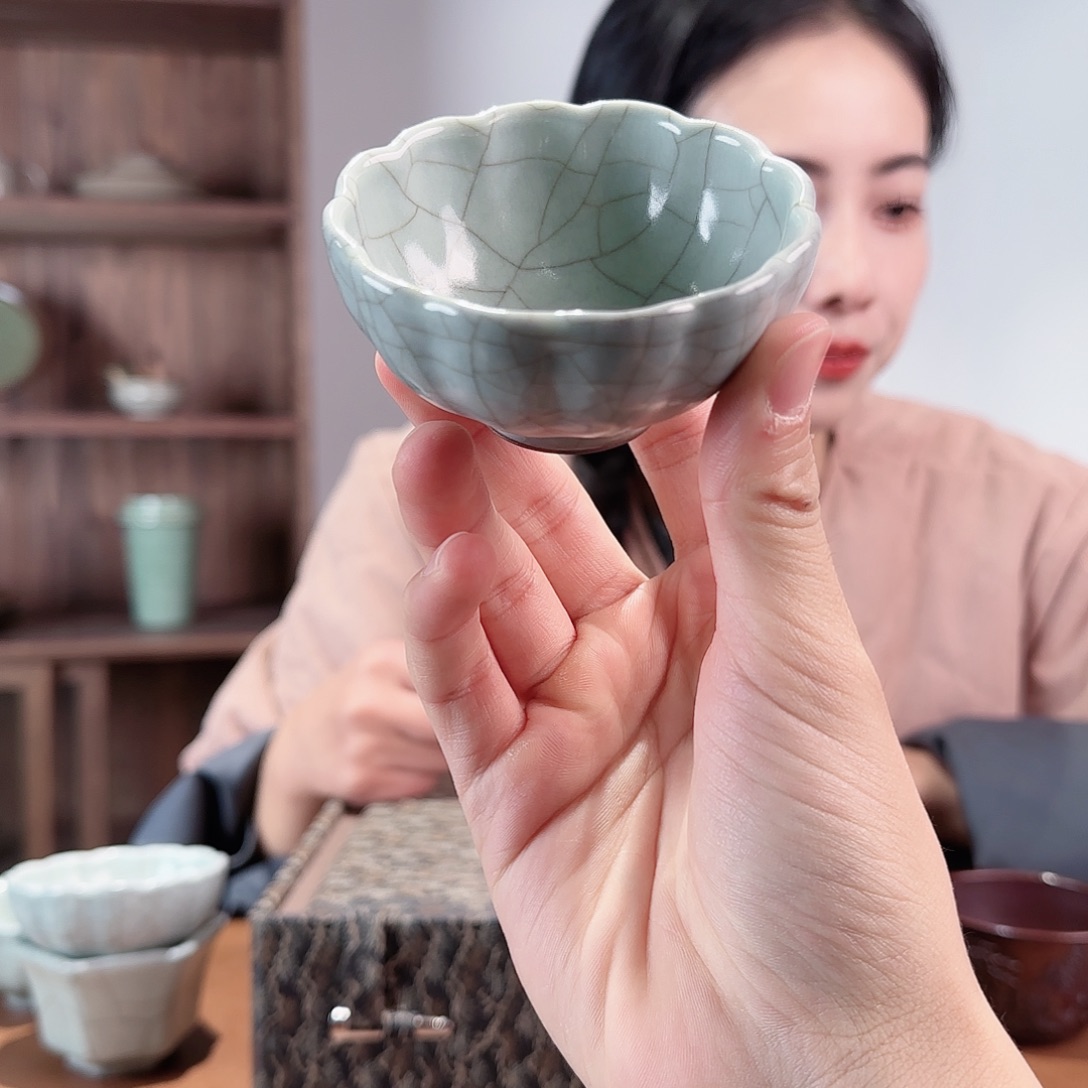 瓷摆件花口杯微瑕