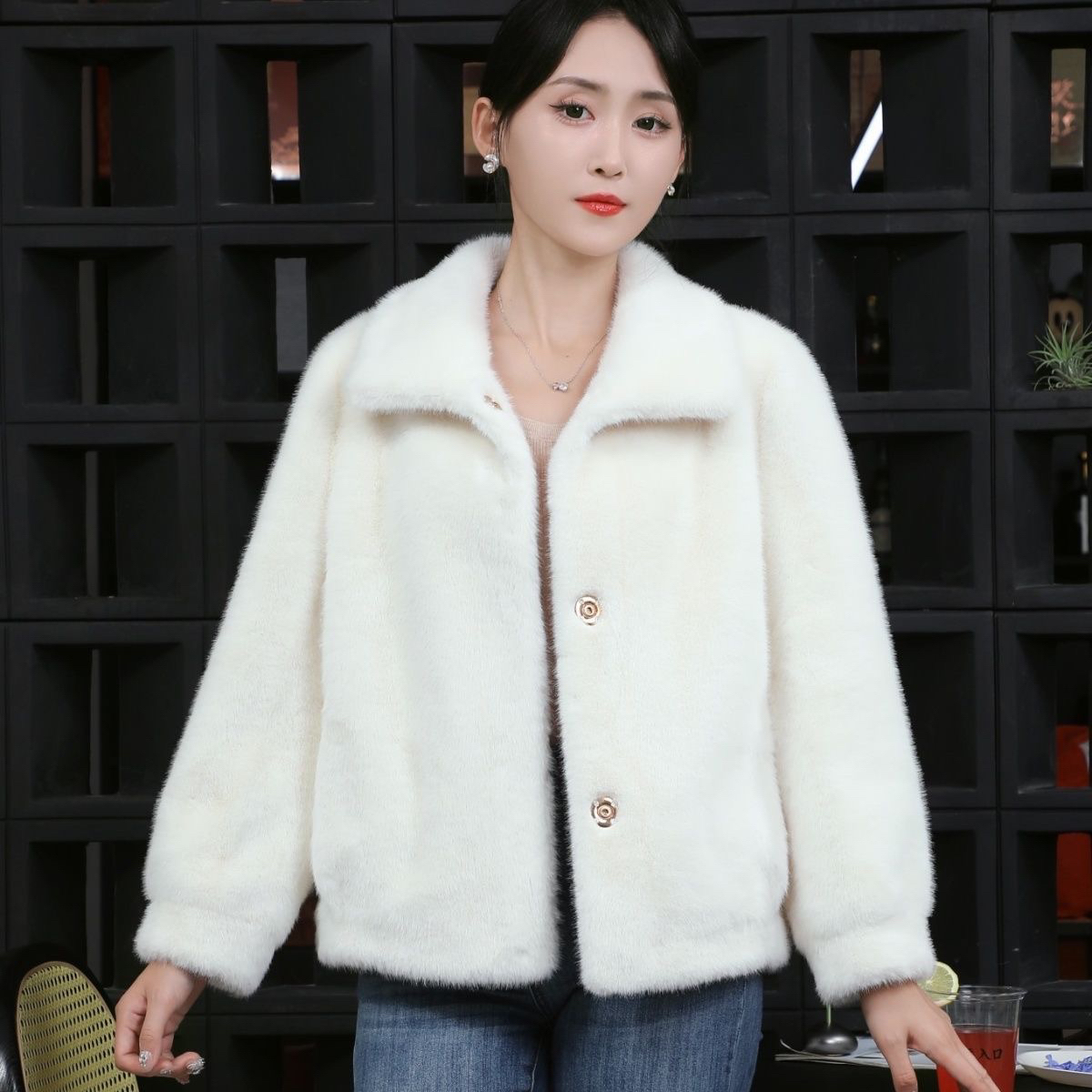 翻领女保暖韩版宽松单排扣毛绒时尚秋冬休闲风短外套短款