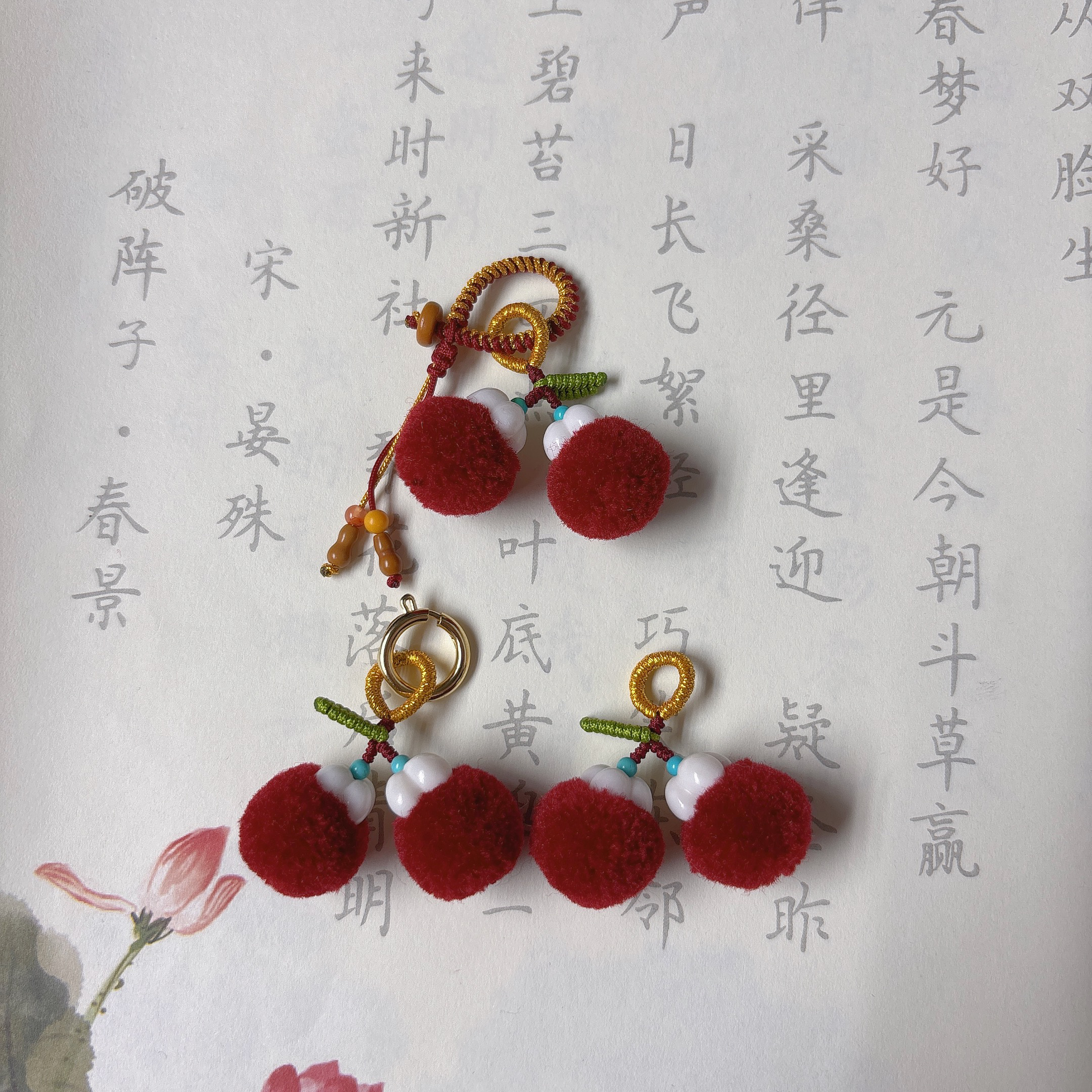 原创可爱酒红色毛球小樱桃提溜配天然驼骨桂花手链项链吊坠万能扣