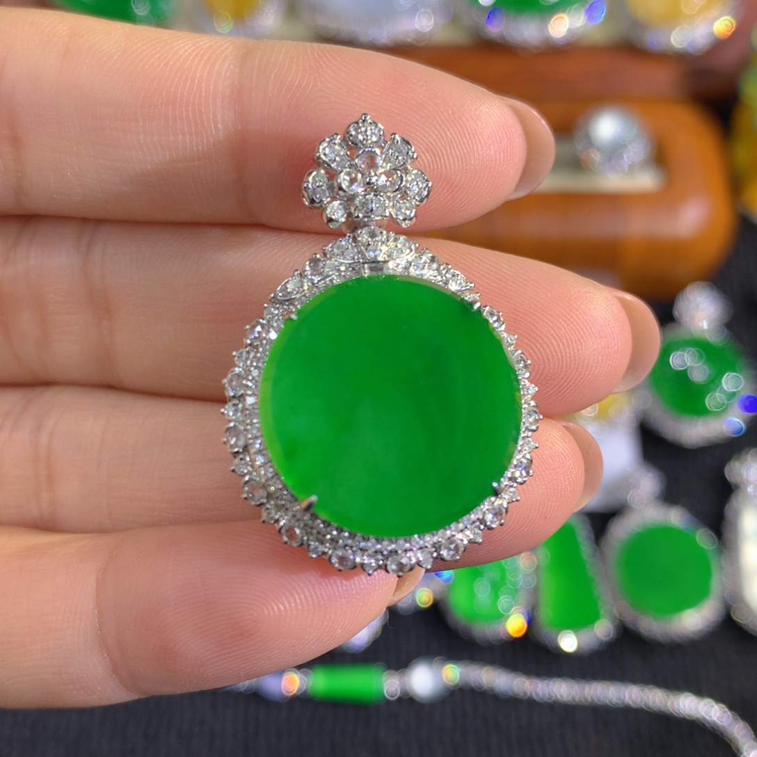 翡翠18K金镶嵌颈饰