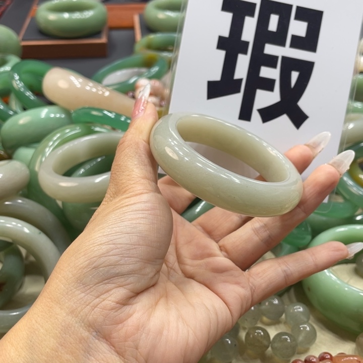 取***难石英质玉未镶嵌珠宝奇石