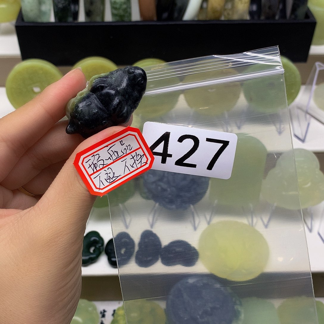 蛇纹石玉颈饰未镶嵌