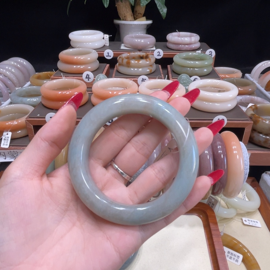 阿***啊石英质玉未镶嵌手镯