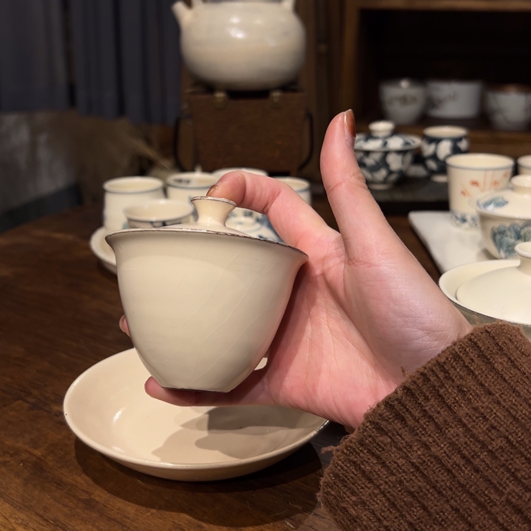 摆件陶瓷。       陶瓷。         