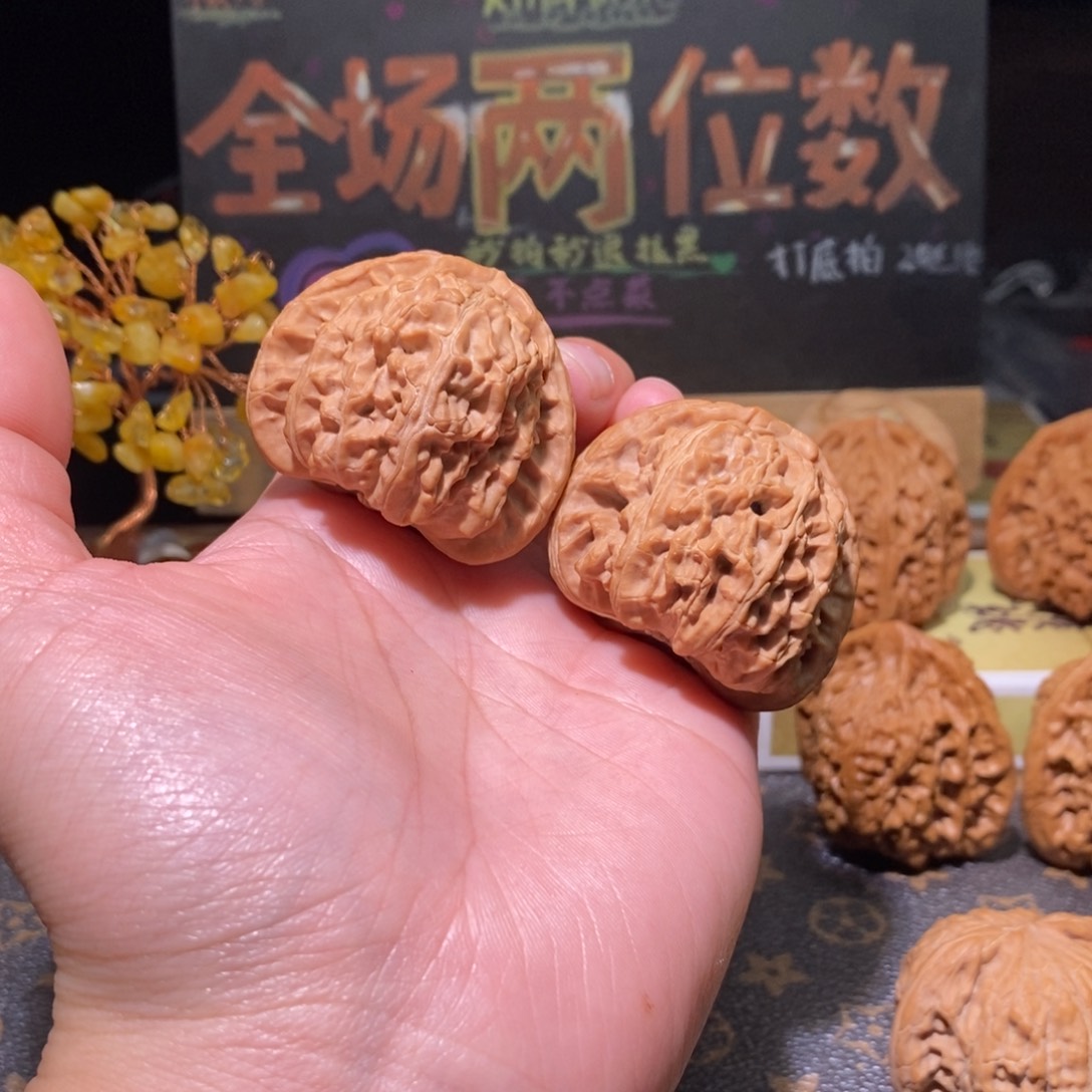 我****文玩核桃吊坠三角白