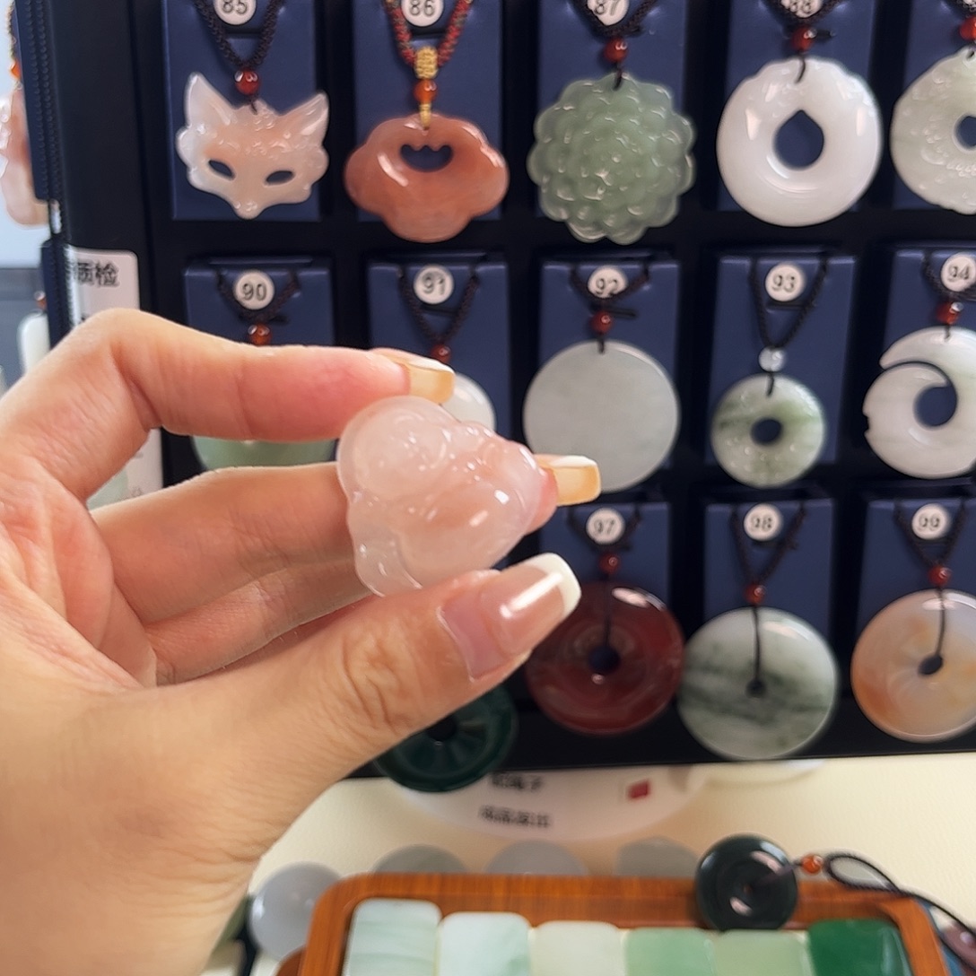 墨***）石英质玉未镶嵌颈饰