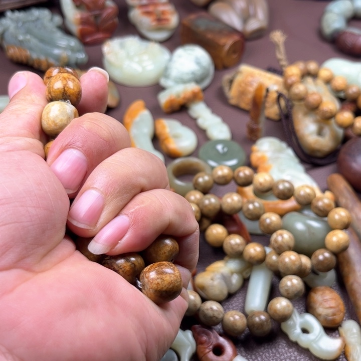 颈饰未镶嵌岫岩河磨玉（透闪石质玉）W*