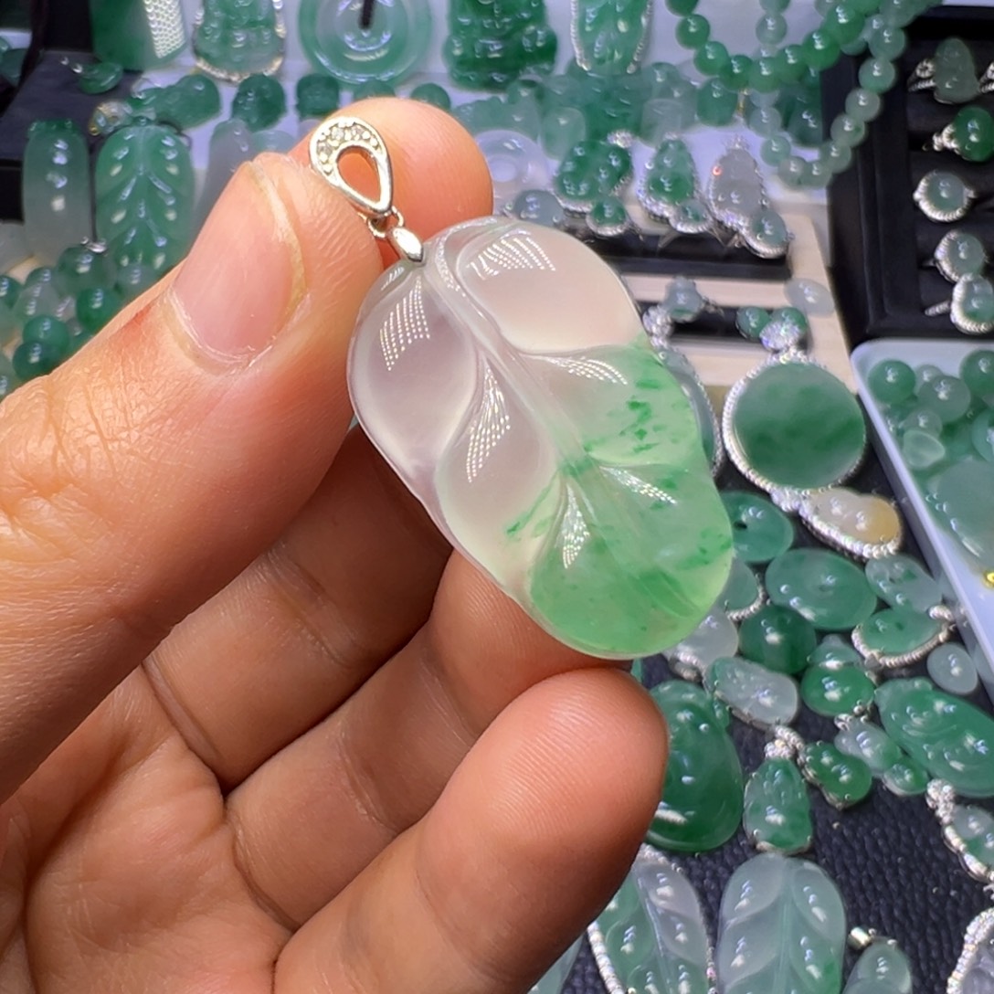 H***.石英质玉（非洲翠）未镶嵌颈饰