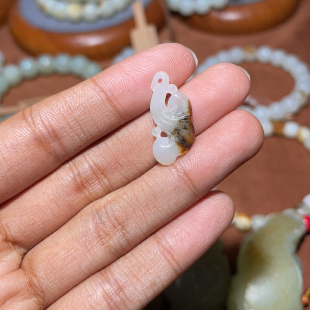 新疆和田玉红皮白肉如意小坠子