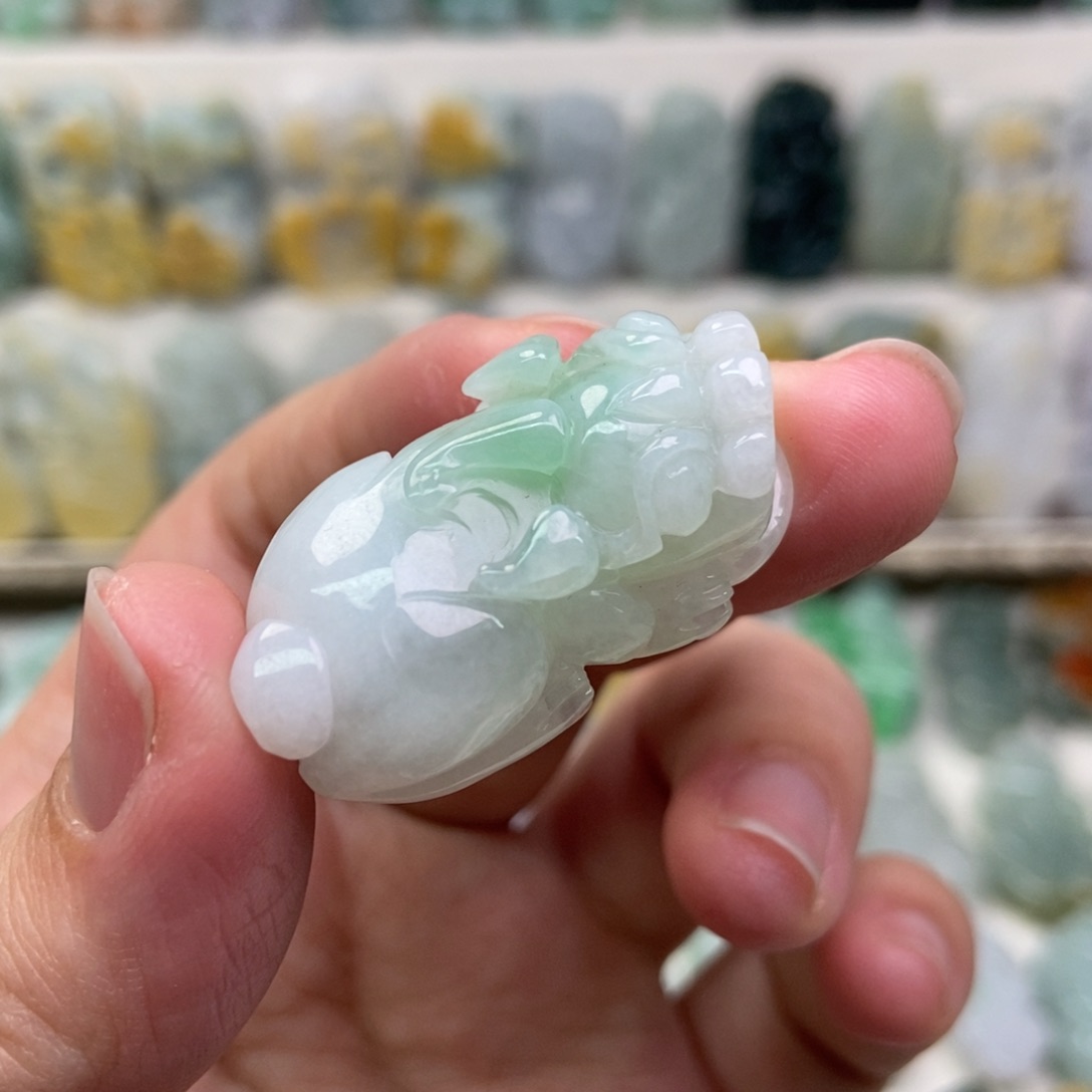 翡翠吊坠(赠链)未镶嵌