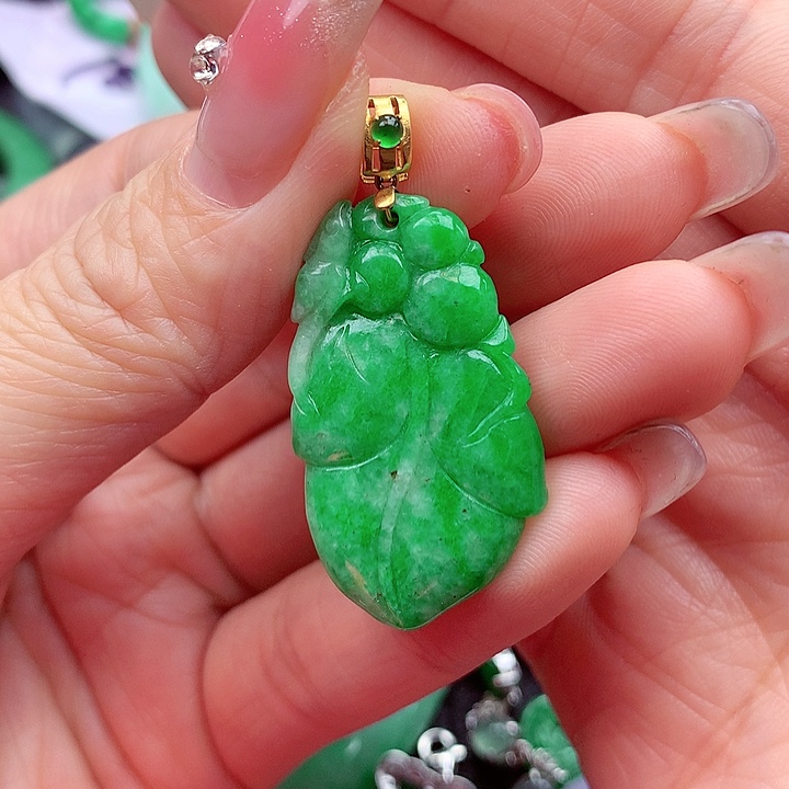 翡翠颈饰18K金镶嵌翡翠