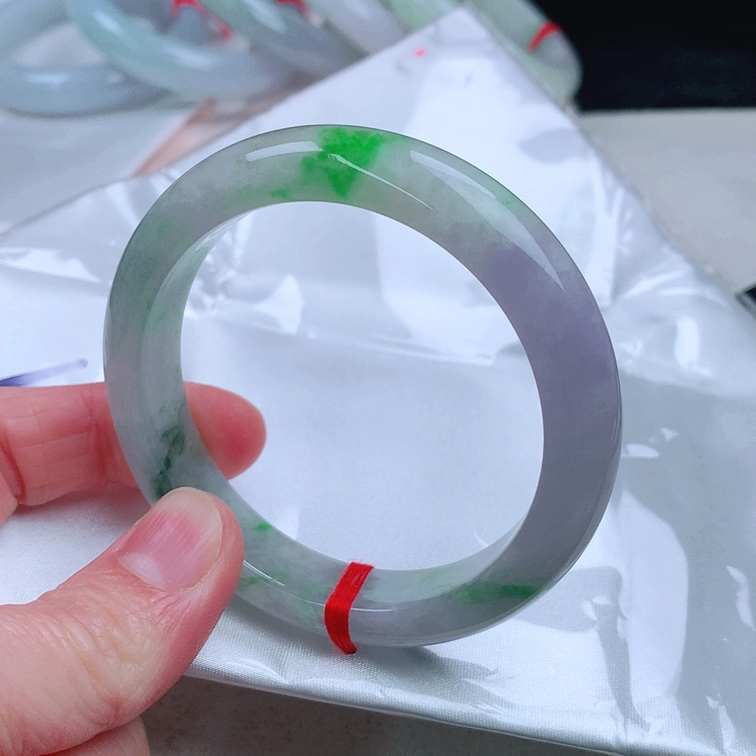 翡翠手镯未镶嵌。。