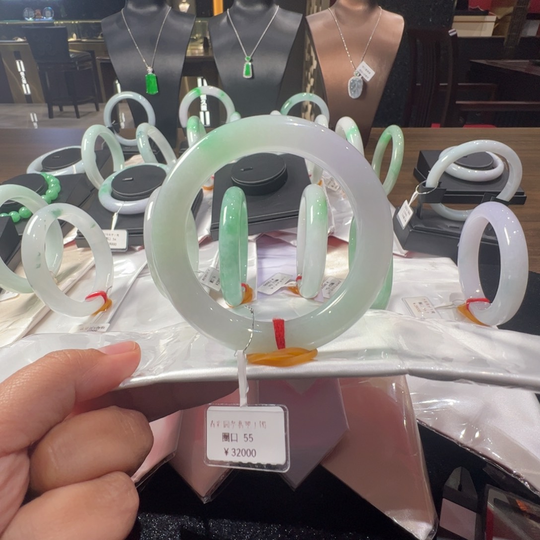 翡翠手镯未镶嵌圆条