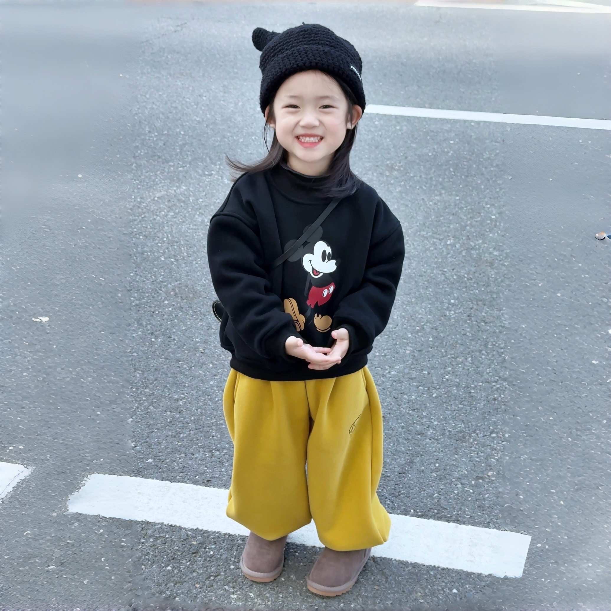 韩国童装儿童套装2025冬装新款洋气儿童黑色卡通卫衣休闲黄色卫裤