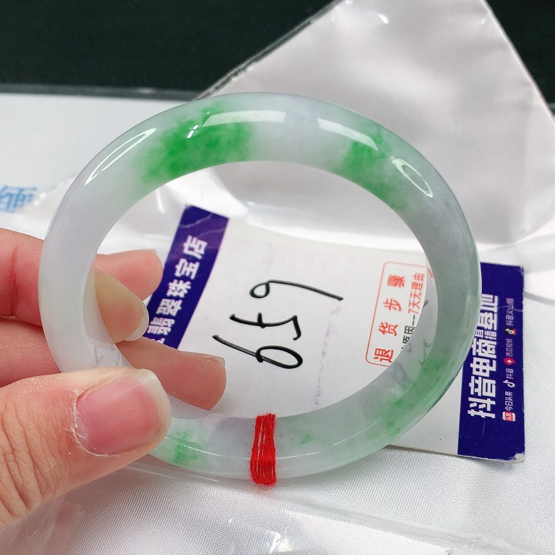 翡翠手镯未镶嵌翡翠