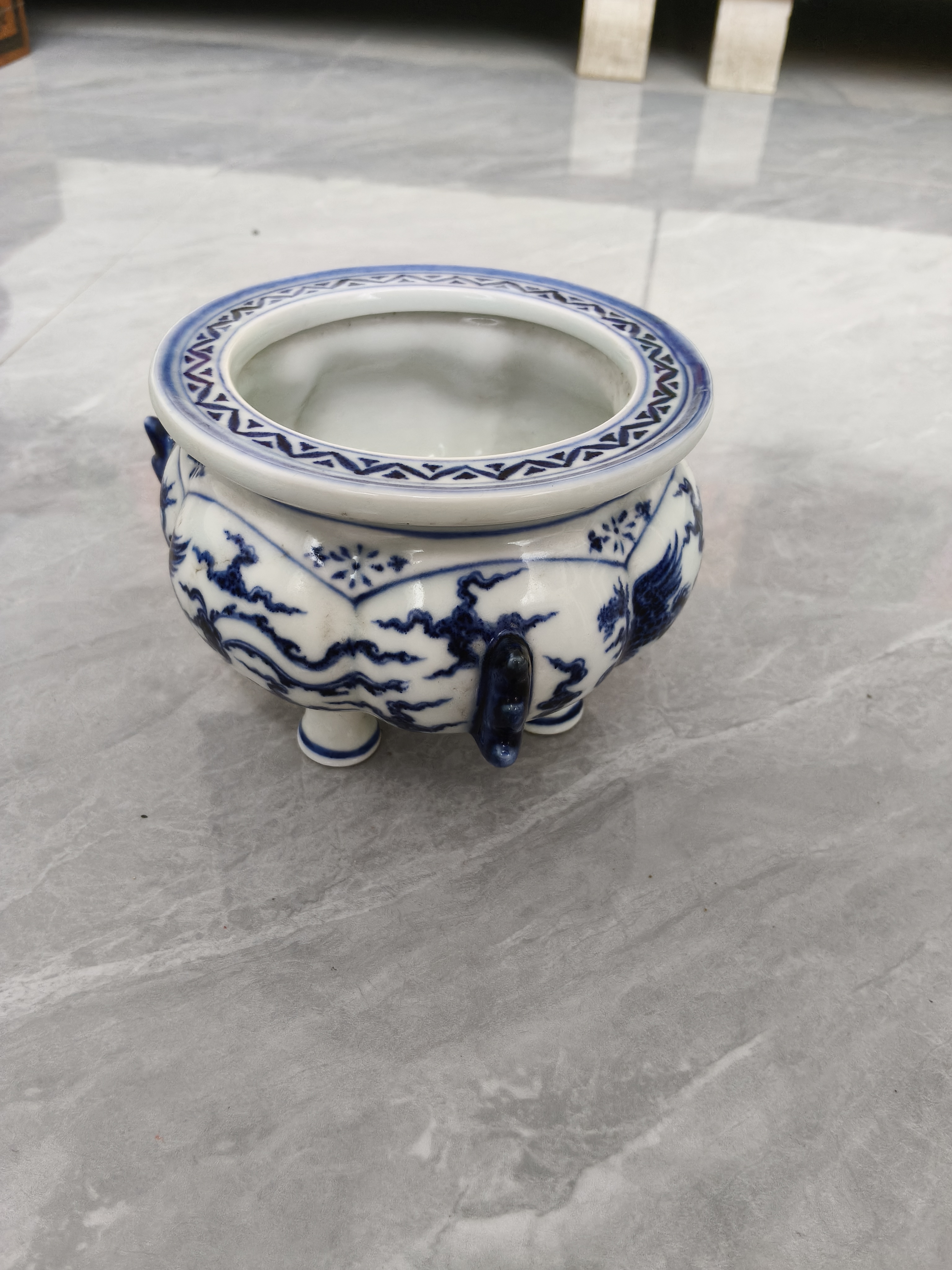 三足香炉古典韵味十足