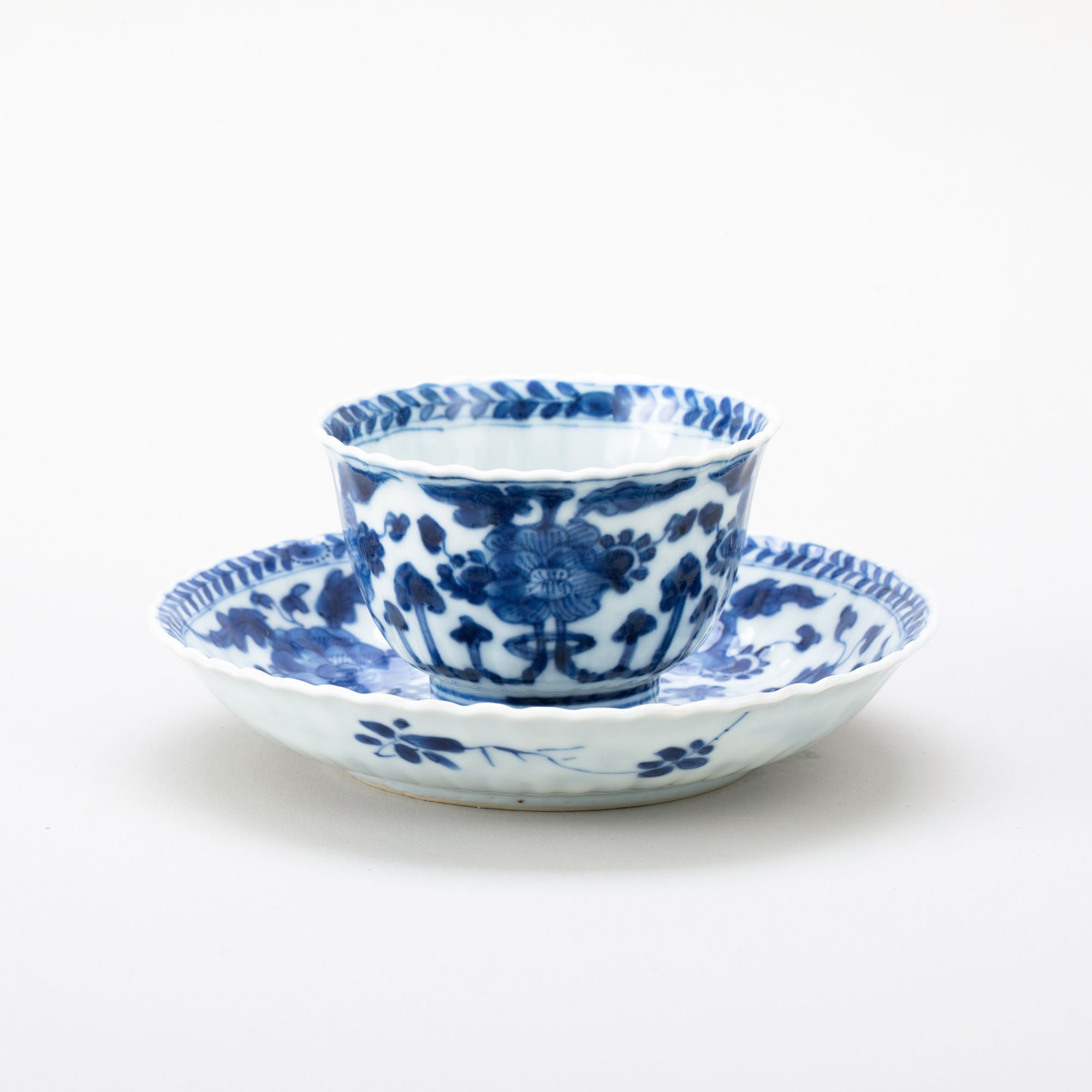 【拍卖】2、清康熙  青花花卉花口杯、碟（一套）