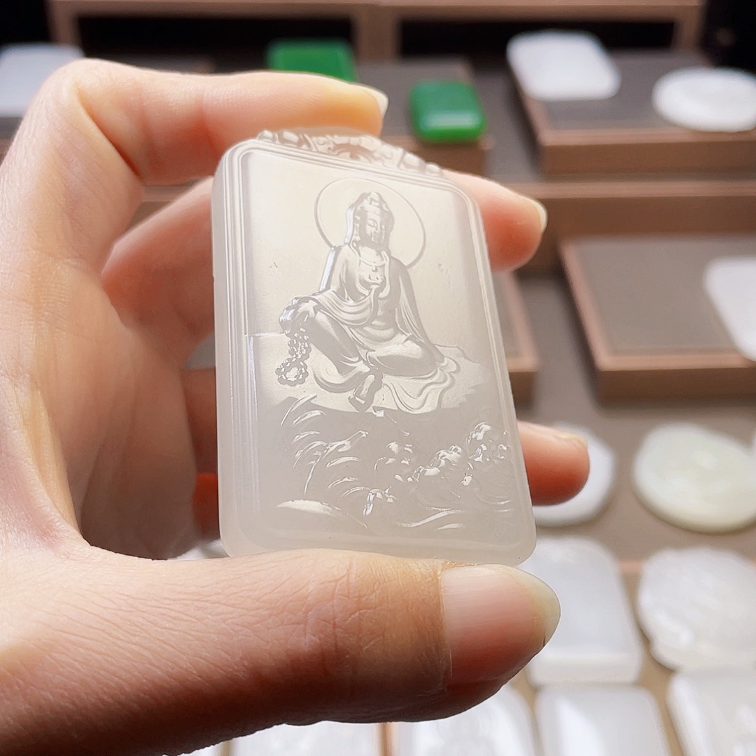 石英质玉（金丝玉）颈饰未镶嵌東*
