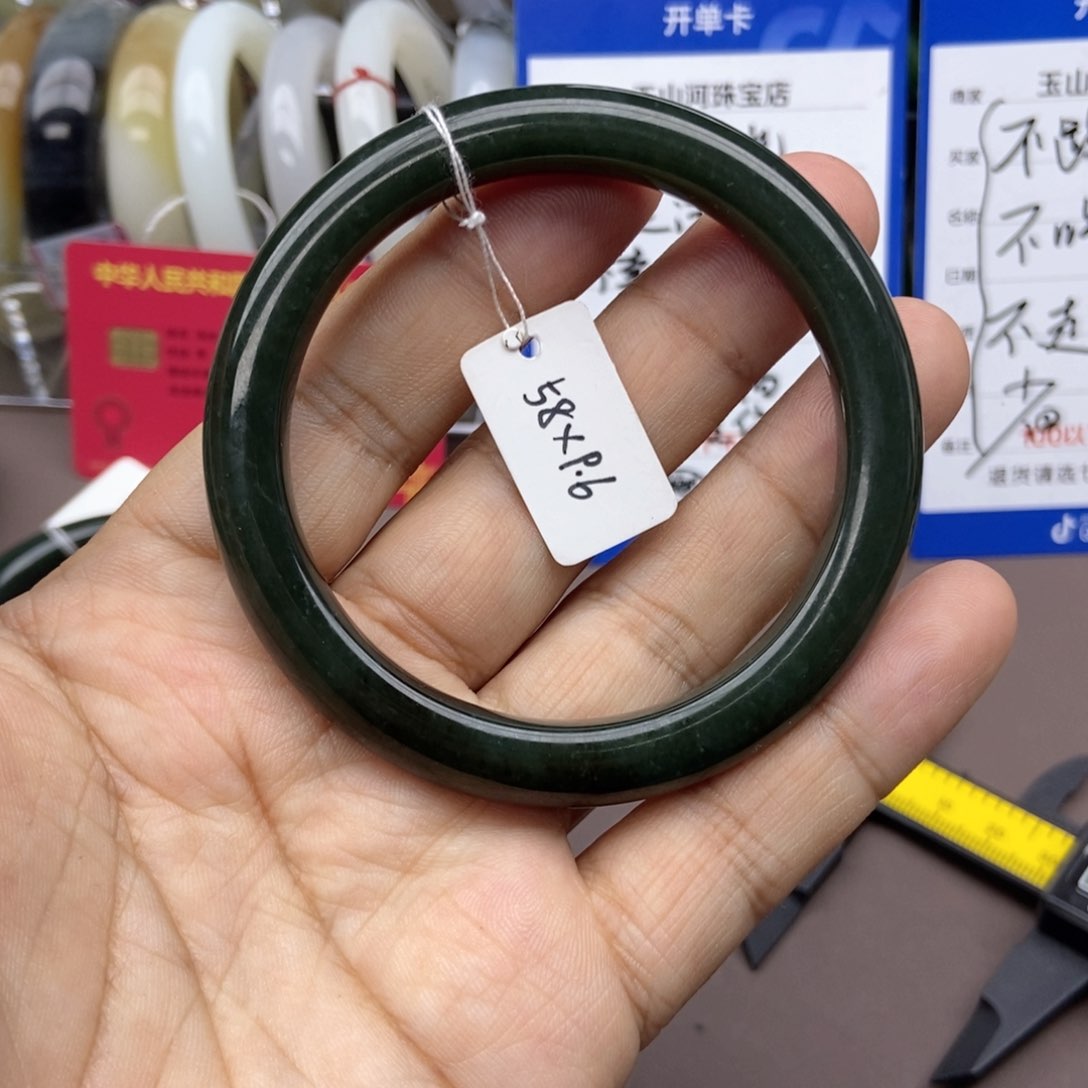 和田玉手镯未镶嵌完*