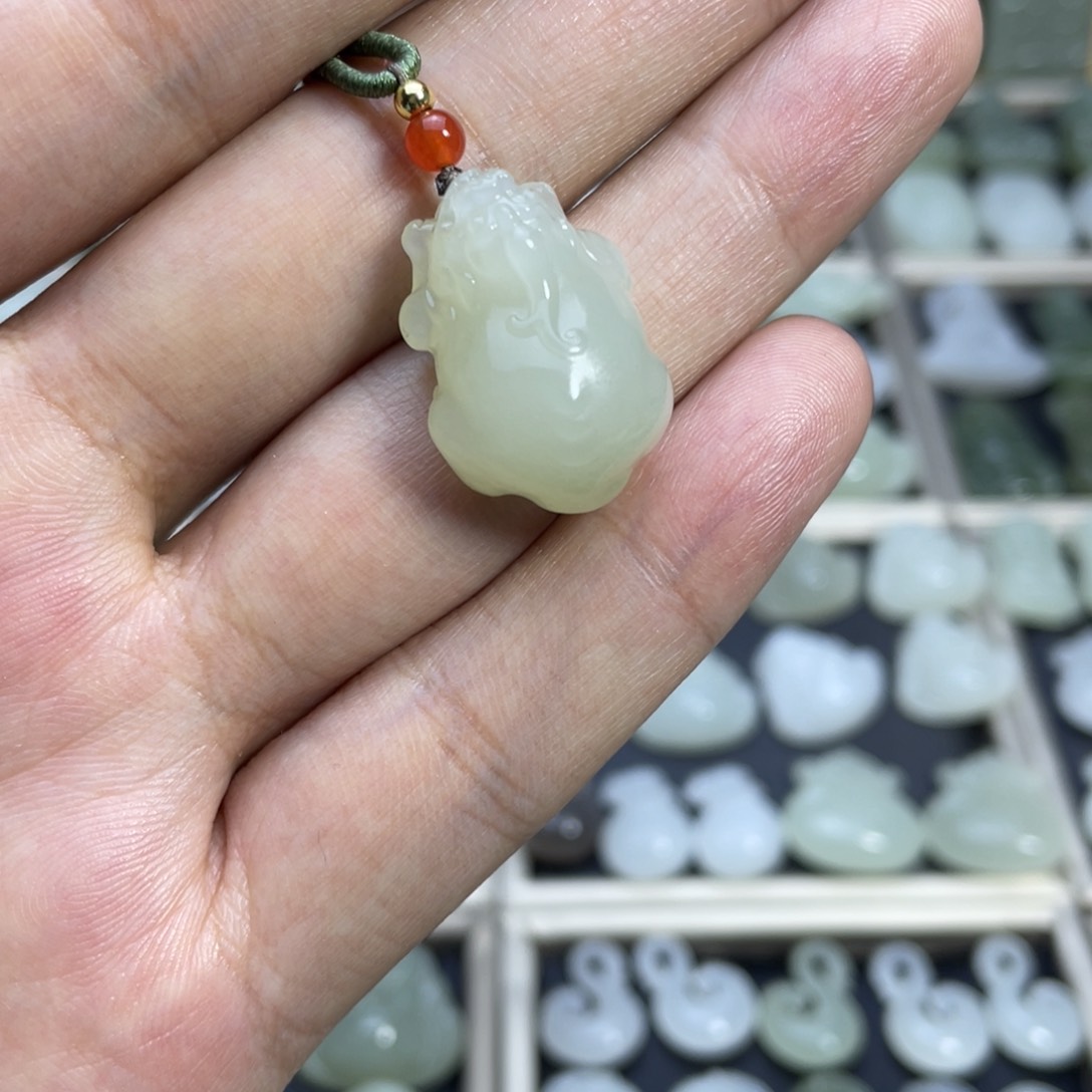 和田玉颈饰未镶嵌小貔貅