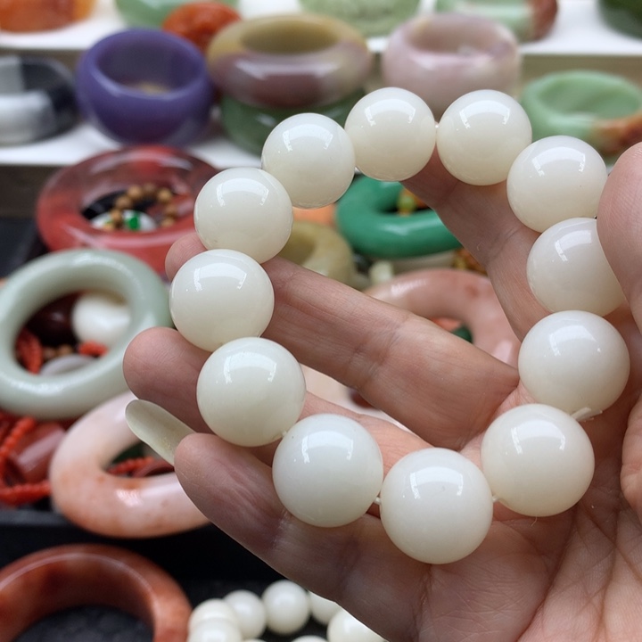 鹰***恋石英岩玉未镶嵌13468975444