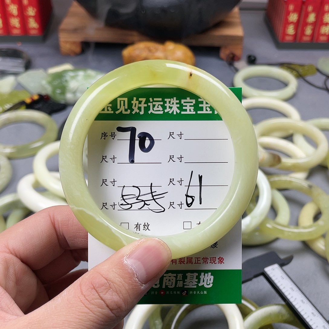 蛇纹石玉手镯未镶嵌